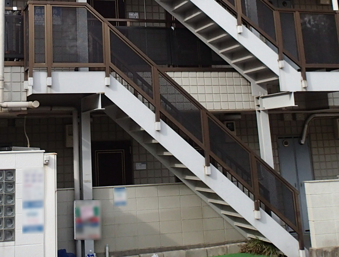 港区高輪のマンションの錆で塗装が剥がれた鉄骨階段のメンテナンス