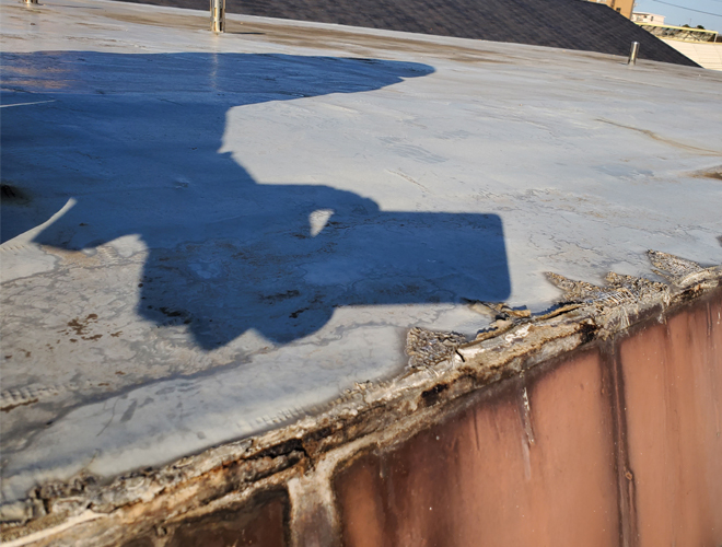 品川区南品川で経年劣化による雨漏りが発生、ウレタン防水と屋根工事をご提案