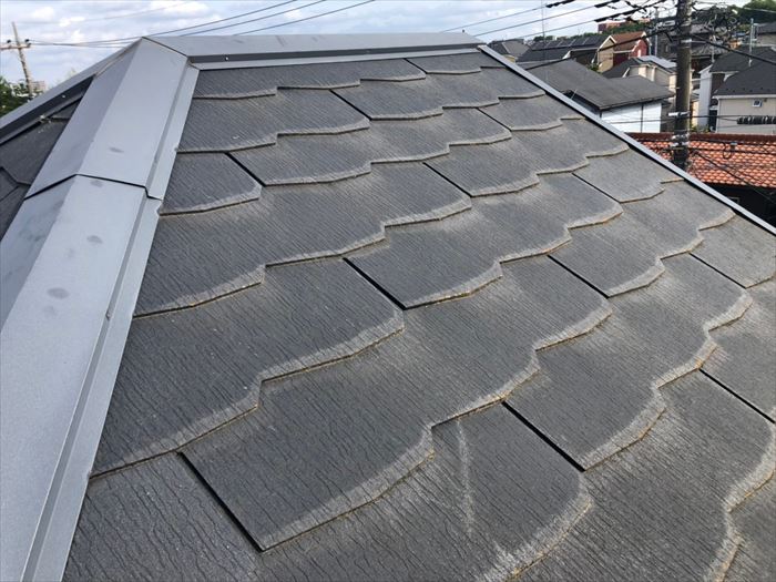 日野市栄町にて正面と側面から見る印象が大きく異なるスレート屋根の塗装前点検を実施