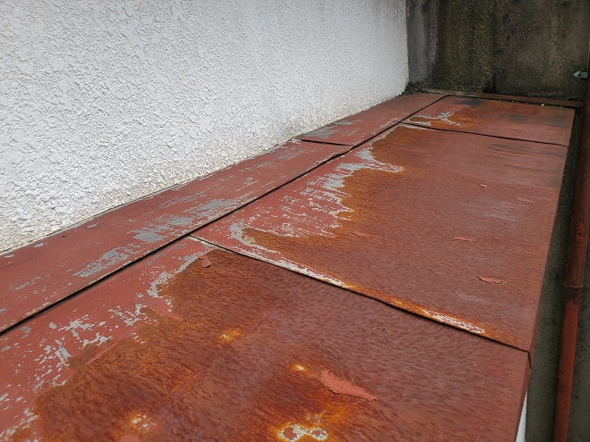 大田区中央で錆びて劣化した庇からの雨漏りを調査、補修方法は？