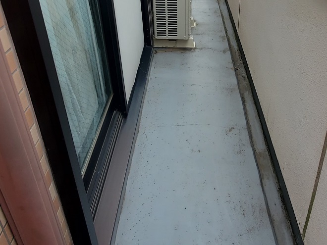 品川区東大井で汚れてひび割れのあるバルコニー床にトップコート塗り替えをご案内