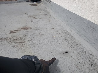 大田区西蒲田で亀裂の生じた屋上床にウレタン防水施工をご提案