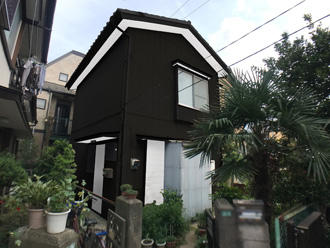 船橋市咲が丘の戸建て住宅のカラーシミュレーション、黒い外壁に合う玄関色は？