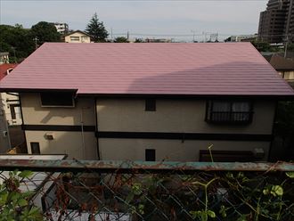 鮮やかなピンク色に塗り替え、船橋市で弱溶剤型高日射反射率塗料ワイド遮熱αシリーズを使用した屋根塗装工事