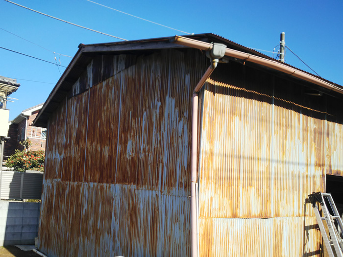 稲城市向陽台で長年メンテナンスをしていない倉庫の塗装、屋根葺き替え前の調査