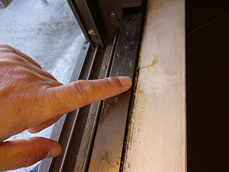品川区西品川で窓周りのシーリング劣化で室内に雨漏りしている外壁を点検