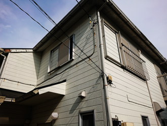 川崎市麻生区千代ケ丘にて塗膜劣化で雨染みの目立つ外壁をプレミアムシリコンで外壁塗装工事