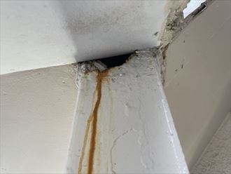 流山市南流山にてアパートの階段の点検をすると鉄製支柱に穴あきや廊下の床面にヒビ割れが確認できました