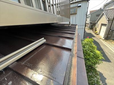 足立区中川にてフッ素塗料を使用した瓦棒葺き屋根の塗装工事を実施