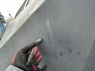 台東区浅草橋にて外壁の調査、塗膜のチョーキングやシーリングの割れを確認