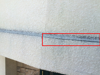 三鷹市中原にて外壁塗装を検討中のモルタルを見てみると、普段は目に付かない位置で溜まった雨水により亀裂が発生していました