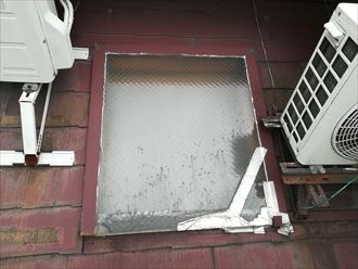 狛江市東野川にて天窓から雨漏りが発生したスレート屋根の調査、屋根塗装とシーリング補修を行う時期です