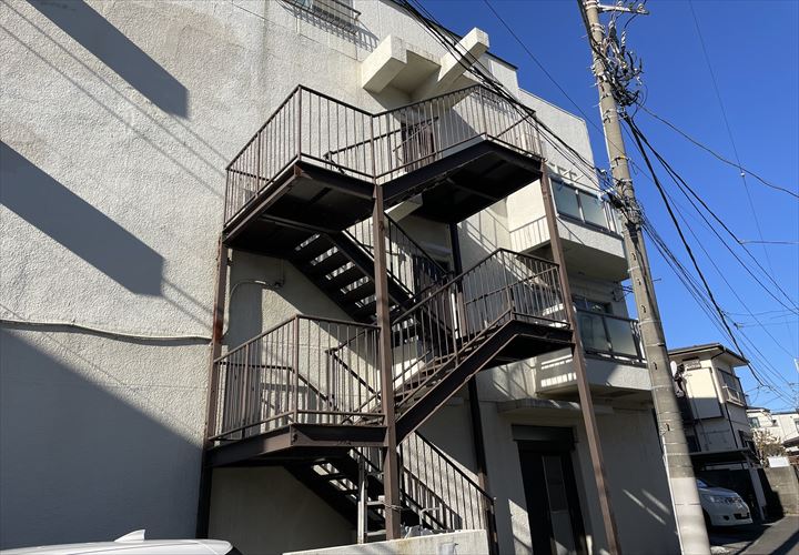 北区志茂のマンションにて非常用鉄骨階段の塗装が劣化しているとお問い合わせを頂き調査に伺いました