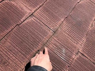 品川区戸越で2度目の屋根塗装のため変色や黒ずみが目立つスレートを無料点検