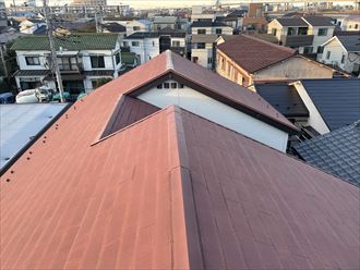 江戸川区平井にてエコクールスマイルF（アーモンドレッド）を使用した屋根塗装工事を実施