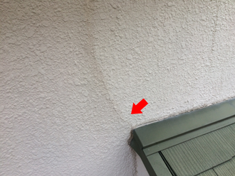 横浜市戸塚区名瀬町で調査を行ったモルタル外壁にはサッシとの取り合いから亀裂が発生、弾性塗料での外壁塗装がオススメです