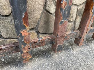 台東区雷門にて鉄柵の調査を実施　錆の発生や腐食が目立ちました