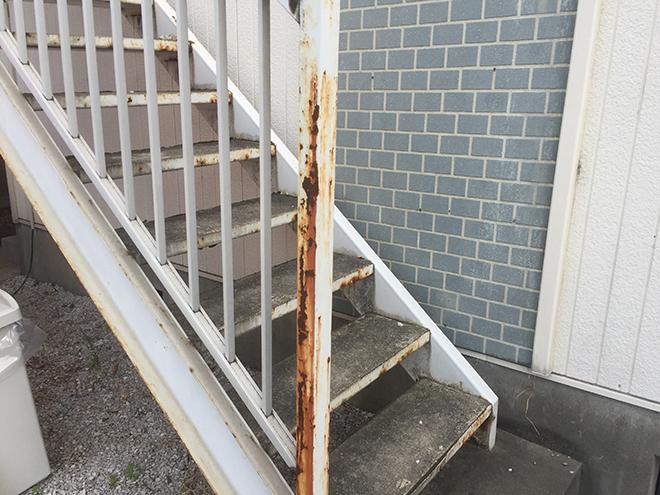 品川区旗の台で錆が出ているアパート鉄製階段の塗り替えのため点検