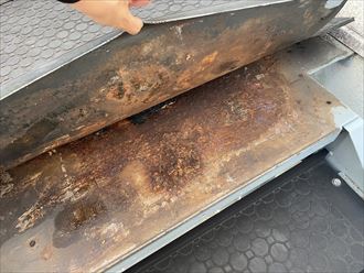 江戸川区北小岩にてアパートの鉄骨階段の調査を実施　鉄部の錆や長尺シートの剥がれあり