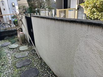 松戸市稔台にて屋根工事に伴い外壁塗装も検討されている建物の外壁を調査