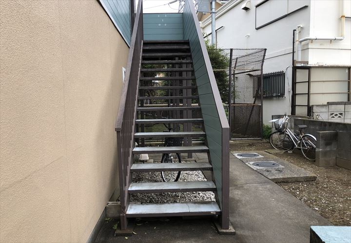松戸市金ヶ作にて鉄製の外階段の調査を行いましたところ、サビやクラック等の症状を確認