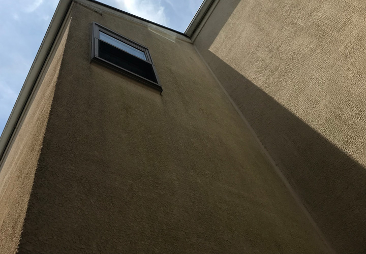 国分寺市新町のお住まいでモルタル外壁の現地調査｜モルタル外壁塗装には透湿性を備えるパーフェクトトップがおすすめ！