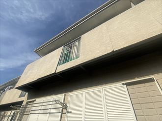茂原市高師のアパートで外れ掛かっていたベランダ外壁をケイミュー製はまび調14幅広で張替え改善