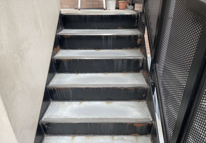 江戸川区平井にて鉄骨階段の無料点検を行うと、塗装の劣化に伴い錆が発生しておりました