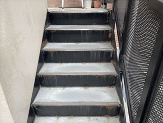 葛飾区亀有にてクリーンマイルドフッ素（ブラック）を使用した鉄骨階段塗装を実施