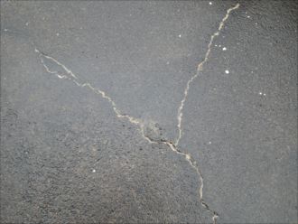 君津市外箕輪に雨漏り調査、ベランダ床の亀裂と目地コーキングの劣化が原因