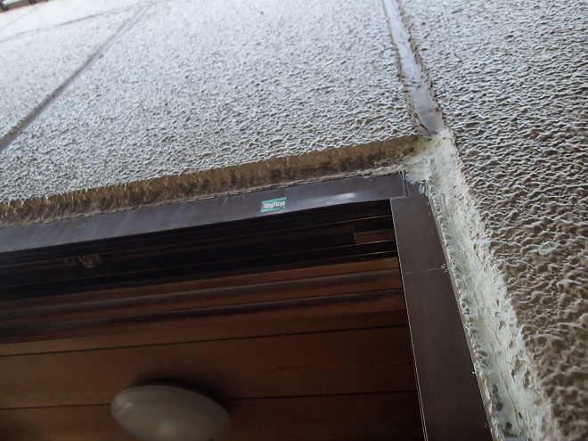 品川区東大井で窓枠周りからの雨漏り点検、目地シーリング補修をご案内