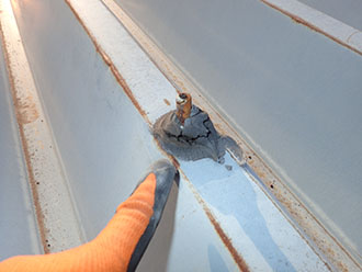 大田区西糀谷で錆びの出ている倉庫折板屋根塗装でボルトやシーリング修繕も
