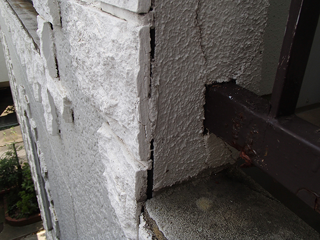 大田区南雪谷、RC造の店舗兼集合住宅の塗装、外壁のひび割れや浮きが発生していました