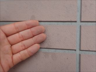 千葉市若葉区西都賀の外壁調査、コーキングの欠損やチョーキングの発生は外壁塗装時期のサインです