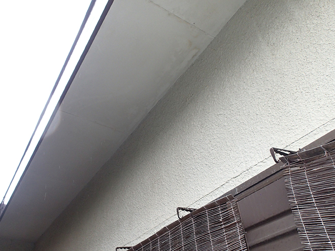 品川区大井でモルタル外壁塗装のため点検、軒天や破風板も早めの塗り替えがおすすめ