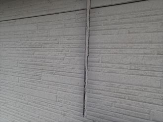八街市勢田のコーキングの劣化と塗膜の剥がれが発生、コーキングの打ち替えを含めた外壁塗装工事のご提案