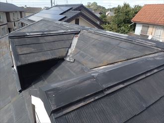 木更津市吾妻の築25年が経過した屋根調査、苔や錆の発生と塗膜の傷み