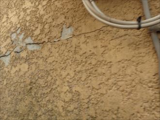 千葉市中央区塩田町のモルタル外壁調査、亀裂や塗膜の剥がれは早めにメンテナンスを