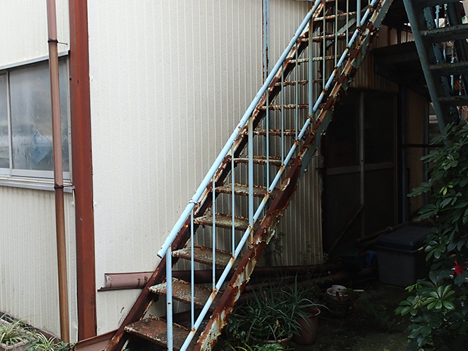 大田区東蒲田で外装塗装のお見積り、金属外壁や鉄製階段は塗装だけで大丈夫？