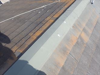 東金市油井の築15年が経過した屋根調査、色褪せと苔の発生への屋根塗装工事のご提案
