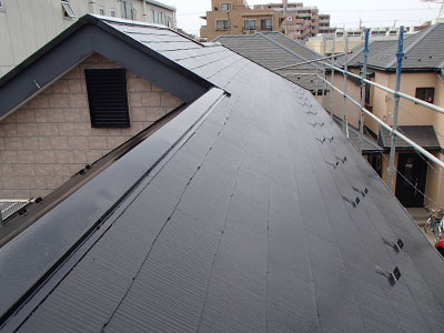 浦安市｜割れた屋根材が落下！補修をして遮熱塗料で屋根塗装