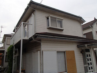 屋根と外壁を塗り替えでメンテナンス　劣化の酷い木部も合わせて塗装｜千葉市稲毛区