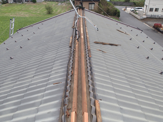 千葉県君津市　台風で飛ばされた棟板金の交換にあわせて屋根と玄関庇の塗装