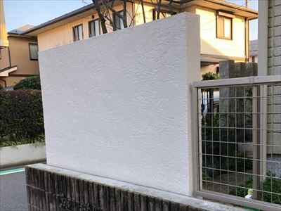 千葉市花見川区瑞穂にてツタの付着が気になっていた塀を高圧洗浄・塗装で改善