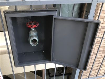 台東区浅草にて消防設備(連結送水管ボックス)の錆除去処理及び塗装工事を実施