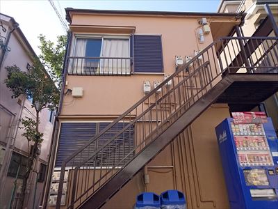 豊島区北大塚にて築32年のアパートをパーフェクトトップ(ND-343)で外壁塗装メンテナンス、鉄部の錆やクラックもまとめて改善