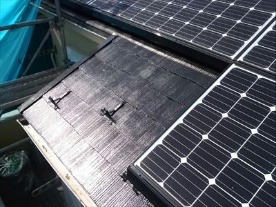 海老名市下今泉にてソーラーパネルが設置されているスレート屋根の塗装メンテナンスを実施！
