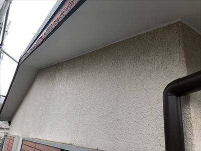 千葉市若葉区野呂町にて台風で剥がれてしまった軒天ベニヤを、ケイカル板の増し張り・塗装工事で補修