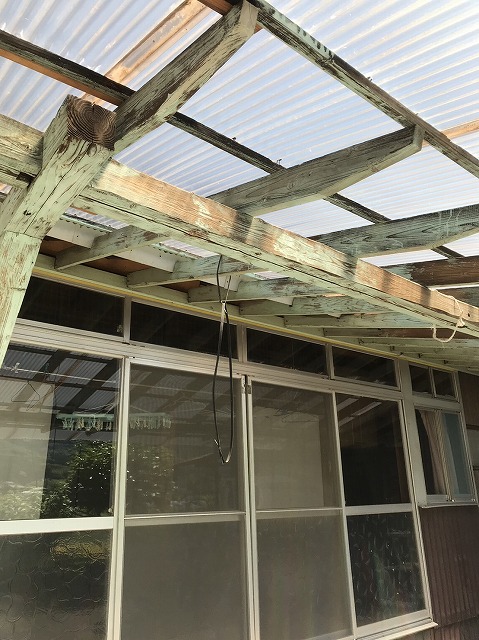 阿蘇市の住宅の塗膜が剝がれてしまっているベランダ屋根の木部をファインウレタンを使って塗装しました