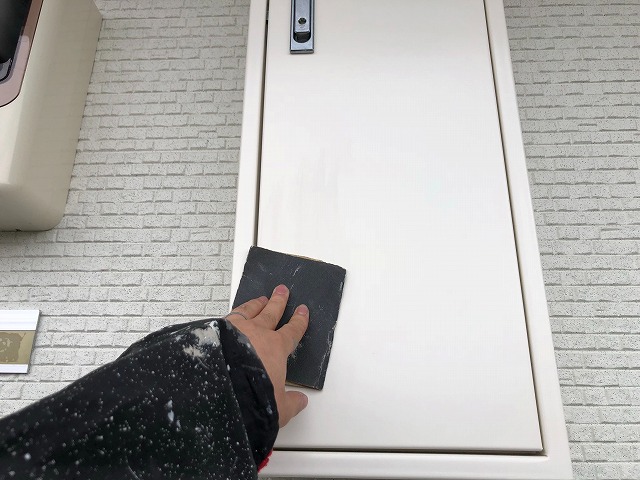 熊本市西区のアパートの色褪せた電気ボックスと鉄扉の塗装をクリーンマイルドシリコンと1液ハイポンファインデクロで行いました